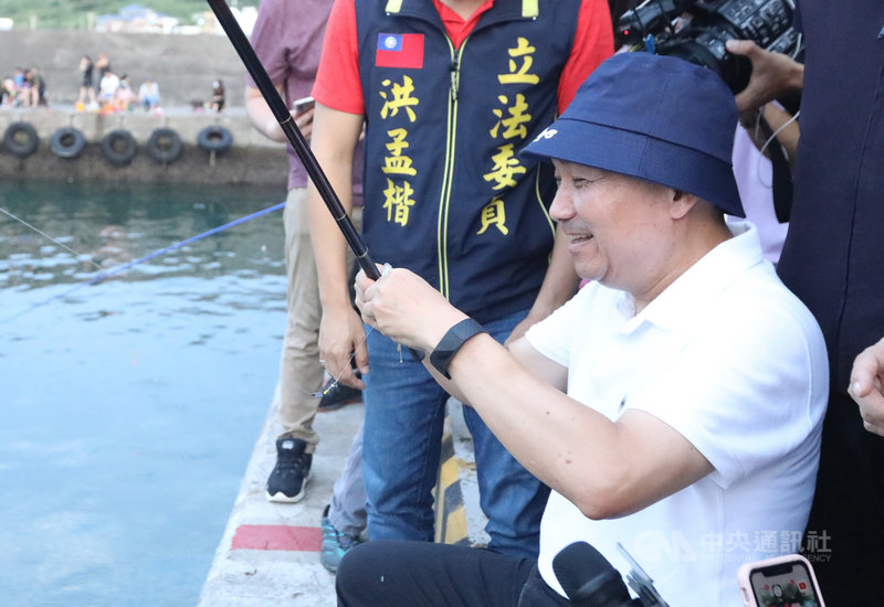 新北市政府26日在石門草里漁港舉辦釣魚比賽等休閒活動,市長侯友宜到場體驗海釣樂趣。中央社記者王鴻國攝 109年7月26日
