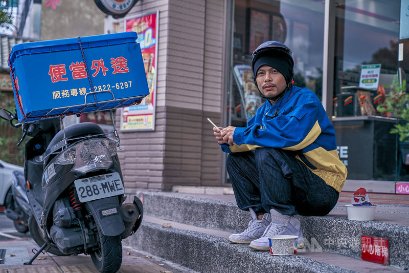馬來西亞歌手黃明志(圖)推出新歌「五百」向歌手伍佰致敬,並模仿伍佰唱腔及編曲,在YouTube上架一天就獲得超過140萬點閱。(亞洲通文創提供)中央社記者王心妤傳真 109年7月26日