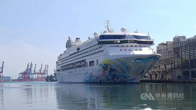 台灣郵輪跳島航程26日首發,約有1200名旅客搭乘「探索夢號」,預計晚間6時從基隆出發,前往澎湖、馬祖展開4天3夜航程。中央社記者王朝鈺攝 109年7月26日