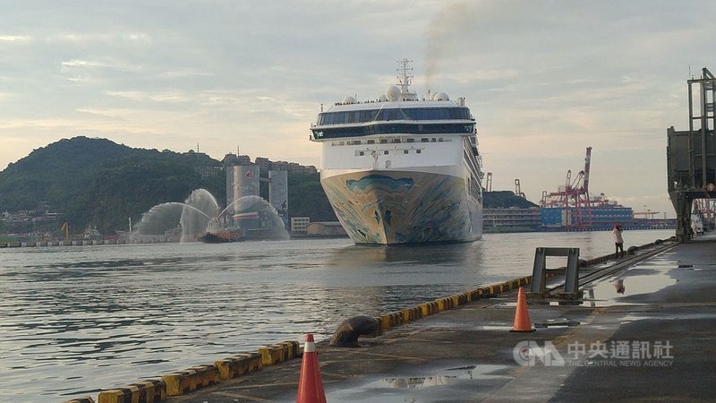 搭載1200名旅客的郵輪「探索夢號」26日晚間6時許伴隨夕陽餘暉,在拖船噴水歡送下緩緩駛離基隆港,展開台灣首發郵輪跳島遊程。中央社記者王朝鈺攝 109年7月26日