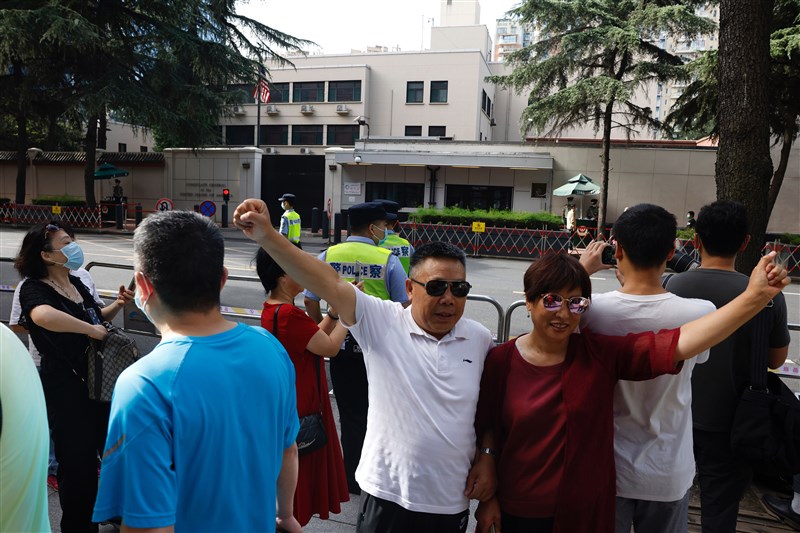 美國駐成都總領事館在北京命令下將於27日關閉,館外街上則出現旁觀者拍照攝影。(美聯社)