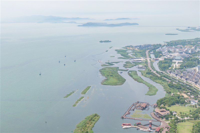 中國江蘇太湖25日水位緩退,但汛情仍嚴峻。(中新社)
