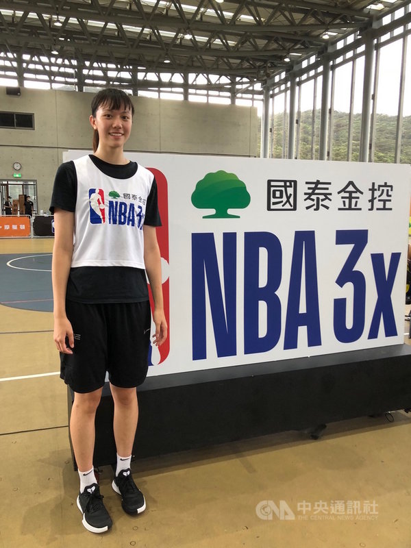 第2屆女子超級籃球聯賽(WSBL)選秀會29日將登場,來自佛光大學女籃的劉昕妤今年4月已與模特兒經紀公司簽約,而她強調,還是以球隊為主,主要還是想打球。中央社記者黃巧雯攝 109年7月26日