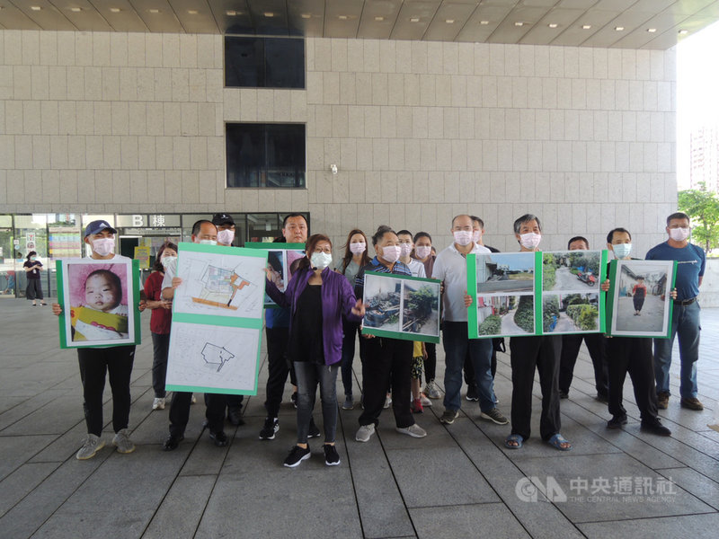 台中市大雅區上山二路附近一處社區,唯一出入通道是國有土地,社區住戶得知出入通道可能要讓售,27日到台中市政府前陳情,盼市府能夠介入協調,輔導改善整體環境衛生,維護住戶權益。中央社記者郝雪卿攝 109年7月27日