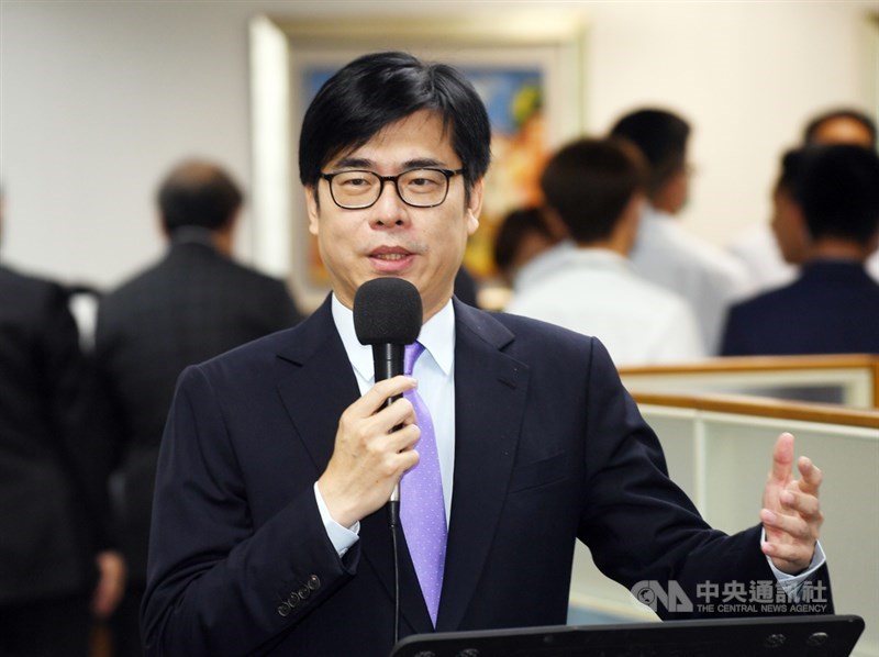 進黨高雄市長補選參選人陳其邁(前)26日接受網紅「志祺七七」訪問,對於和前市長韓國瑜最大不同處,陳其邁回應,自己不會說不切實際的話,例如太平島挖石油、愛情摩天輪等。(中央社檔案照片)