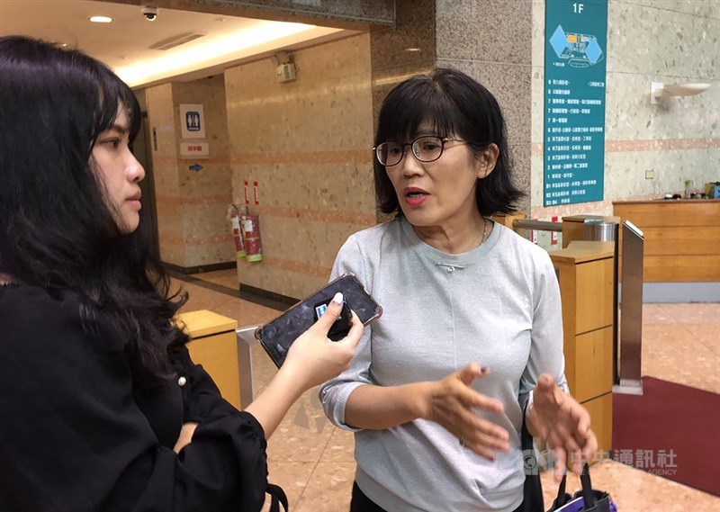 公視27日上午召開臨時董事會,討論「109年發展國際傳播數位計畫」前導專案是否同意簽約與執行,最終以11票贊成、4票反對,記名投票方式通過,會後董事徐瑞希(右)接受媒體採訪。中央社記者葉冠吟攝 109年7月27日