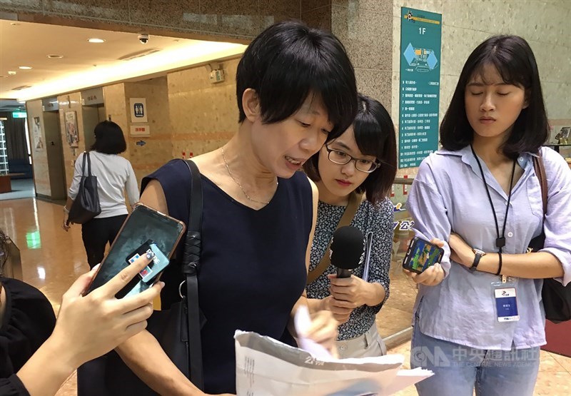 公視27日針對「109年發展國際傳播數位計畫」前導專案是否同意簽約與執行,召開臨時董事會,最終以記名投票方式通過。投下反對票的董事馮小非(前左)表示,國際頻道事涉廣泛,應與董事討論,更懷疑外部勢力伸手到公視人事。中央社記者葉冠吟攝 109年7月27日