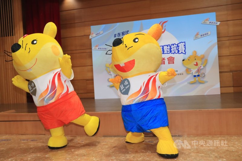 體育署與國訓中心27日舉行模擬東京奧運對抗賽賽前記者會,並揭曉這次模擬賽的吉祥物,以今年生肖為發想,兩隻取名「鼠伊」及「鼠佴」的小金鼠亮相。中央社記者吳家昇攝 109年7月27日