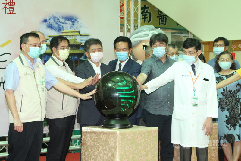 衛生福利部台南醫院辦理「南醫成功社區長照機構」全責式日照中心，衛福部長陳時中（前左3）等人27日出席開幕儀式。中央社記者楊思瑞攝  109年7月27日