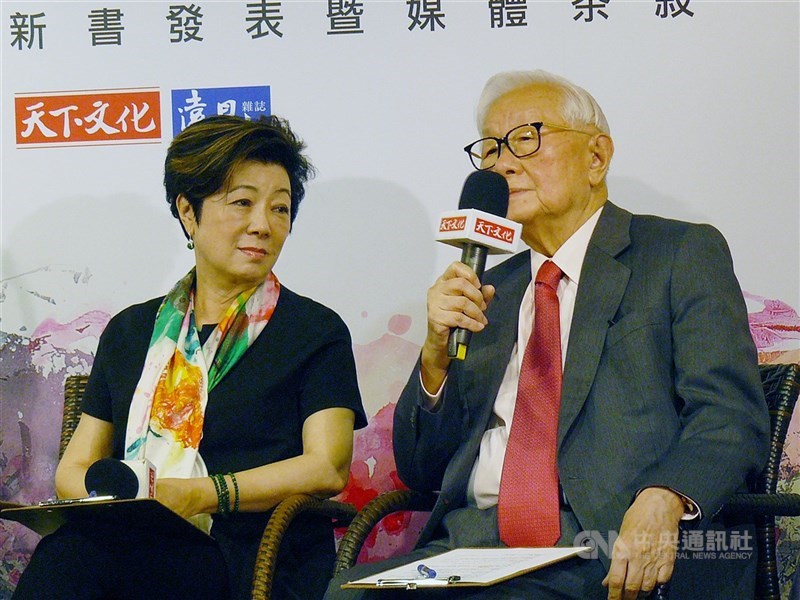 台積電股價27日攀高至新台幣424.5元,市值達11兆元,創辦人張忠謀(右)退休後若未賣股,持股市值已達530.6億元。圖為張忠謀與夫人張淑芬(左)3月出席「引路:張淑芬與台積電用智慧行善的公益足跡」新書發表會。中央社記者張建中攝 109年3月31日