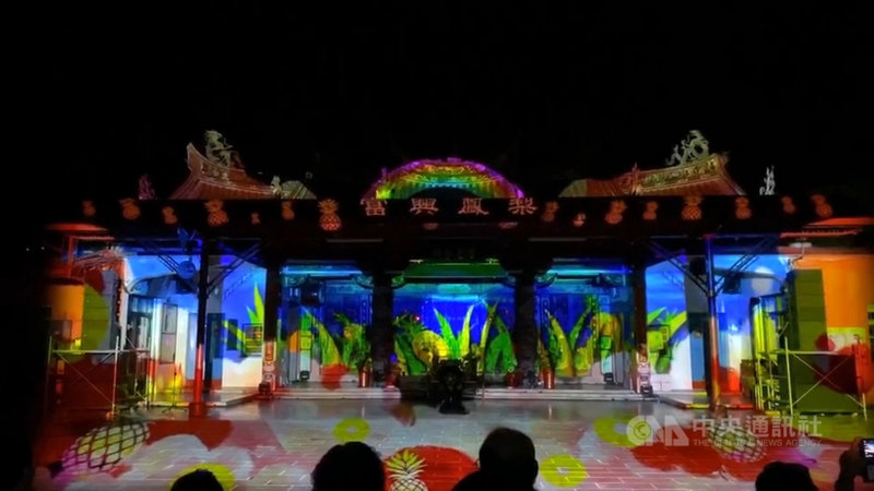 花蓮縣瑞穗鄉自民國100年開始舉辦拔仔庄「鼓王爭霸戰」,今年首度推出「客鼓鳴心光雕秀」活動,增添活動可看性。中央社記者李先鳳攝 109年7月27日