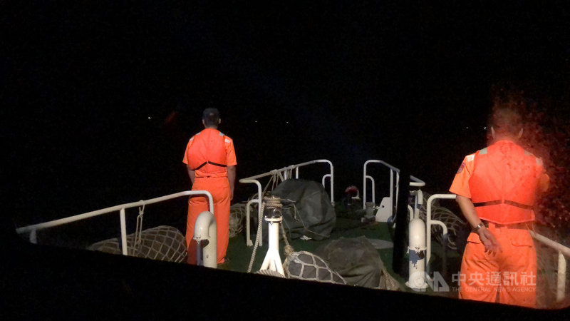 澎湖縣七美鄉西南48浬26日晚間發生中國籍宏翔運砂船翻覆事件，已知9名船員落海，尋獲1人、4遺體，仍有4人失蹤，海巡隊人員持續搜救中。（澎湖海巡隊提供）中央社 109年7月27日