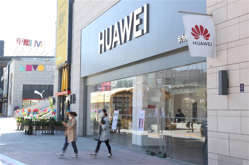 美國國務卿蓬佩奧26日宣布,美國已開始對華為等中國科技企業的部分員工實施簽證制裁。圖為北京一家華為門市。(中新社)