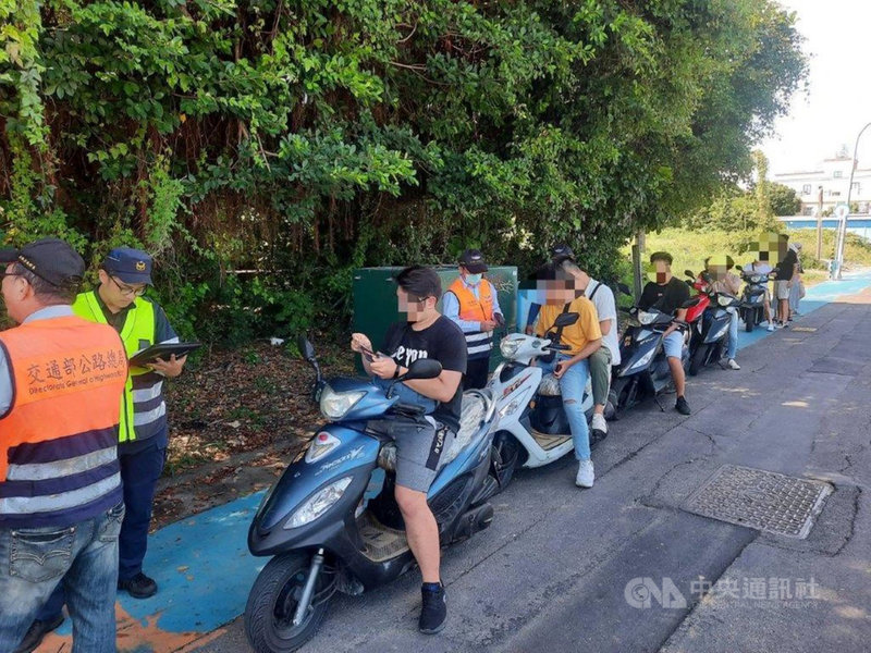 為改善小琉球當地旅遊交通安全問題,屏東縣東港警分局27日會同屏東監理站,針對多處易肇事路段規劃聯合稽查勤務,加強取締騎乘機車未戴安全帽等違規行為,一天下來,共計告發違規130件,當中包含未戴安全帽79件、違規停車42件等。(東港警分局提供)中央社 109年7月28日