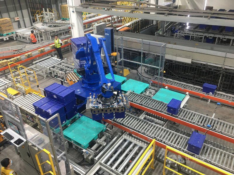全聯岡山自動倉儲廠內有4支機器手臂,取代過去以電動車、堆高機將棧板送出,並交由人投貨的作業程序,增進作業效率。中央社記者楊舒晴攝 109年7月28日