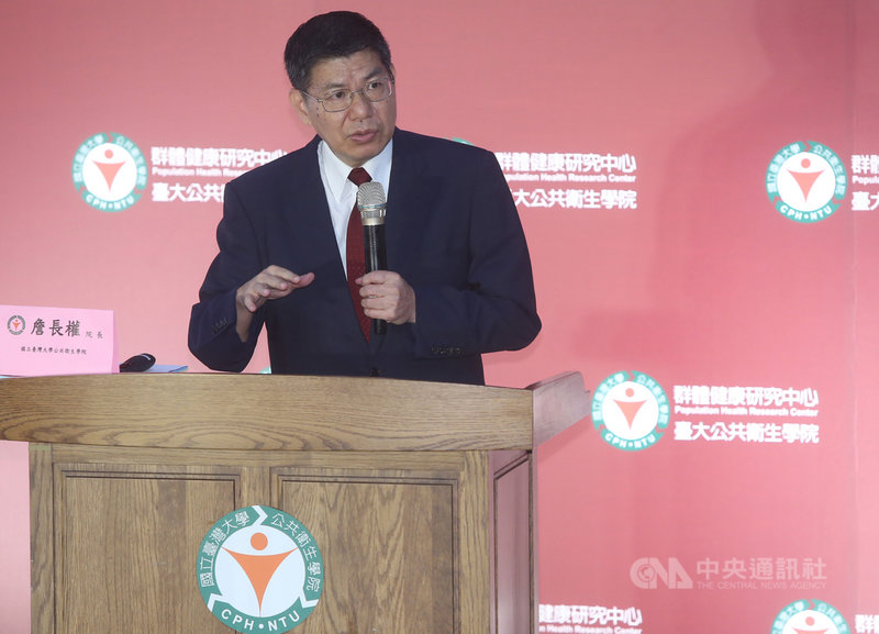 台灣大學公共衛生學院群體健康研究中心28日舉行抗COVID-19（2019冠狀病毒疾病，武漢肺炎）說明會，台大公衛學院院長詹長權對政府部門提出建言。中央社記者鄭傑文攝　109年7月28日