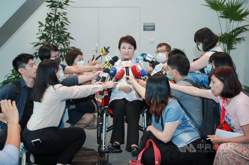 台中市長盧秀燕(中)請假進行髖關節手術,28日銷假上班,坐輪椅接受媒體聯訪,就統籌分配稅款問題建議中央可按照縣市人口比例分配,比較合理。中央社記者郝雪卿攝 109年7月28日