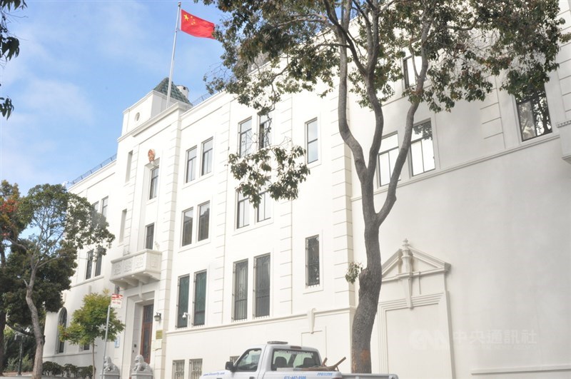 位在舊金山Laguna Street的中國駐舊金山領事館被美國政府指控為窩藏中國籍學者唐娟,唐娟6月26日被控簽證詐欺罪,遭美方通緝,直到7月23日晚間被逮捕。圖為7月27日中國駐舊金山領事館外觀。中央社記者周世惠舊金山攝 109年7月28日