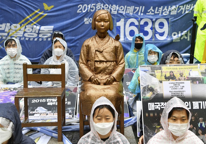日本駐韓國大使館前有設立少女銅像,向慰安婦致敬。圖為6月24日韓國學生團體在少女像旁針對銅像撤除爭議集會。(共同社)