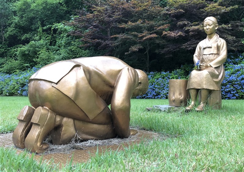韓國一間植物園的銅像遭指影射日本首相安倍晉三向一名慰安婦少女下跪鞠躬道歉,引發爭議。(韓聯社)