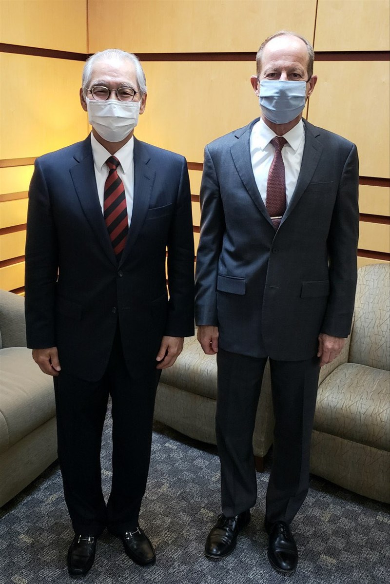 即將卸任的駐美代表高碩泰(左)表示,過去4年來,台美關係提升至歷來最佳狀態且穩健增進。圖右為美國國務院亞太事務助卿史達偉(David Stilwell)。(圖取自twitter.com/tecro_usa)