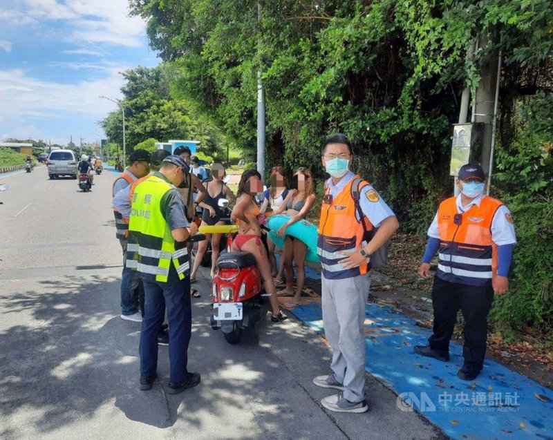 屏東小琉球暑假以來登島遊客人潮洶湧,但卻有不少人騎乘機車未戴安全帽,東港警分局27日會同屏東監理站進行取締,盼維護當地友善安全的交通環境及民眾生命安全。(東港警分局提供)中央社 109年7月28日