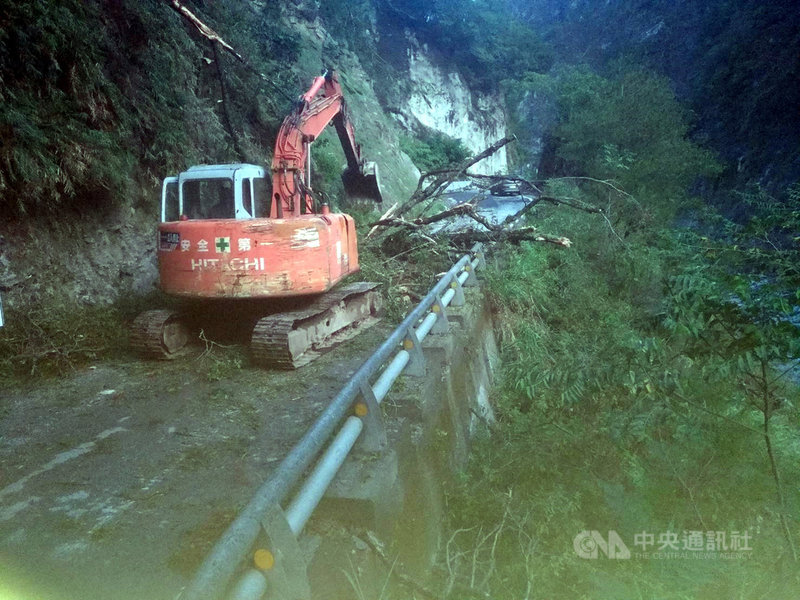 這幾天台東山區下雨,28日晚間南橫公路霧鹿六口溫泉附近一棵路樹倒塌致道路阻斷,公路局考量搶修人員安全,29日清晨才派人員機具前往清除路障。(關山工務段提供)中央社記者盧太城台東傳真 109年7月29日