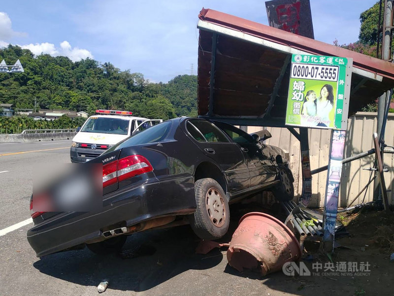 一名女護理師日前在南投縣國姓鄉一處站牌等公車,卻無端被一名男子酒駕撞成重傷送醫,仍未脫險,公車候車亭也被撞成近全毀。(民眾提供)中央社記者蕭博陽南投傳真 109年7月29日