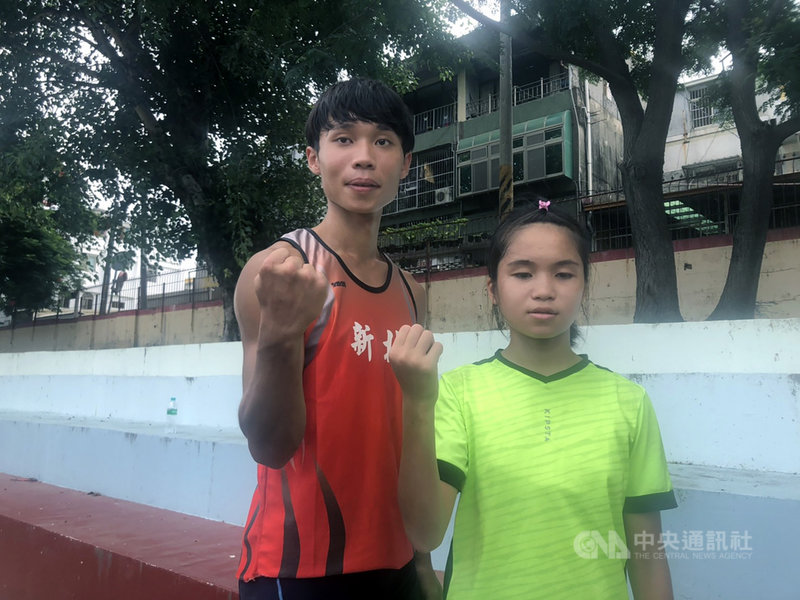 台中啟明學校國中部全盲女學生吳宜容（右）享受在田徑場上奔馳快感，日前更於全國比賽中，獲得國中女子組B2級100公尺冠軍，開心跑出自信。左為陪跑員吳農彬。中央社記者趙麗妍攝　109年7月29日