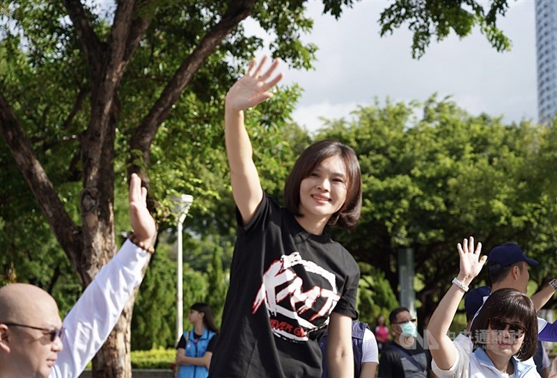 國民黨高雄市長補選參選人李眉蓁(中)29日北上錄製節目,在回答有關高雄的問題時不斷答錯,李眉蓁表示,沒事先告訴她問題,因此才沒答對。(中央社檔案照片)