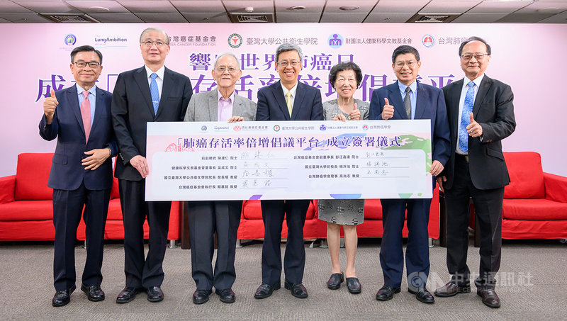 台灣癌症基金會29日號召前副總統陳建仁(中)、中研院院士彭汪嘉康(右3)、吳成文(左3)及前台大校長楊泮池(左2)、台大公衛學院院長詹長權(右2)等人對談,並簽署成立「肺癌存活率倍增倡議平台」,研議提升台灣肺癌病人存活率的國家方案。(台灣癌症基金會提供)中央社記者張茗喧傳真 109年7月29日