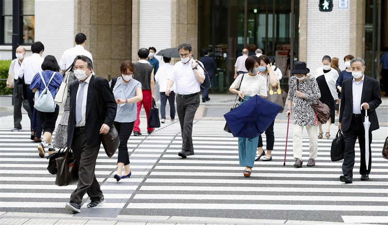 日本28日新增981人確診感武漢肺炎,追平23日創下的歷來單日最多人確診紀錄。圖為東京民眾28日戴口罩上街。(共同社)
