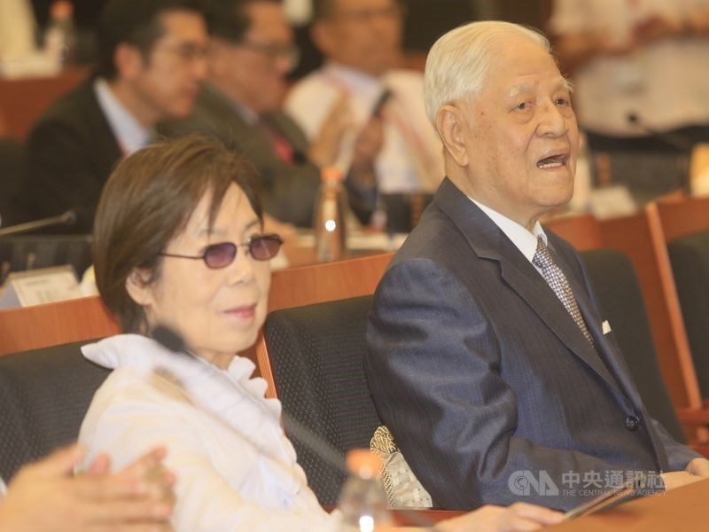 前總統李登輝(前右)住院將近半年,傳出病情惡化,李登輝夫人曾文惠(前左)29日中午11時許抵達北榮探視。(中央社檔案照片)