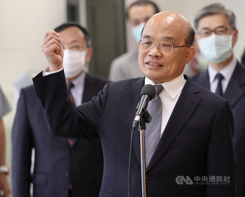 行政院長蘇貞昌(前)29日在台北表示,上午陪同總統蔡英文、副總統賴清德到台北榮總探視前總統李登輝,對家屬表達關懷與祝福。中央社記者張皓安攝 109年7月29日