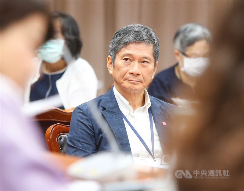 文化部長李永得(中)日前表示,公視國際影音平台非頻道,是依現在網路趨勢,製作全英文網路影音、節目,向國際介紹台灣。不過文化部29日發聲明表示,將終止公視「國際影音平台」委託案。(中央社檔案照片)