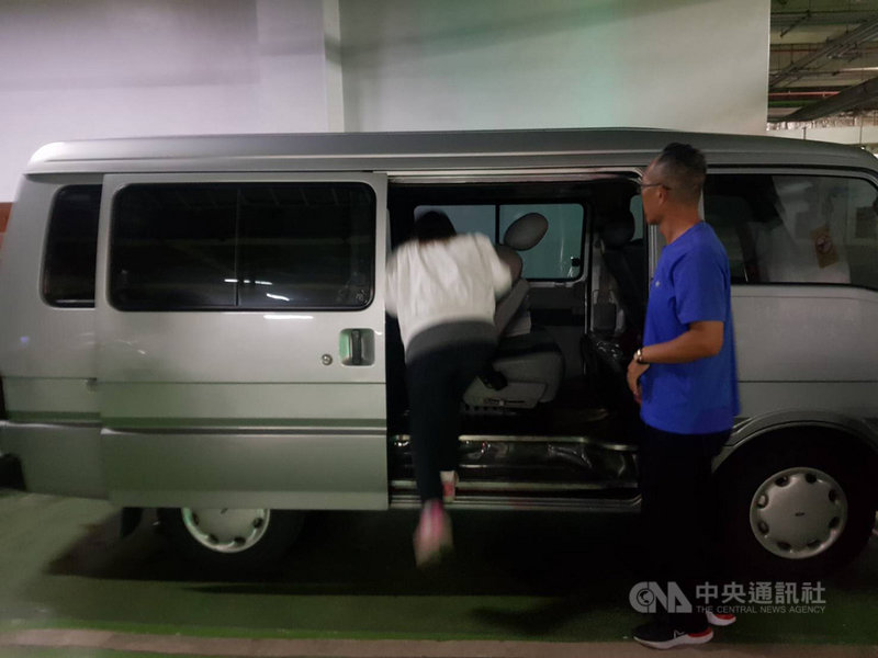 知名連鎖飲料店「英國藍」因爆發茶葉含農藥而形象重挫,如今母公司已廢止登記,卻因欠稅逾新台幣4000萬元,陳姓負責人29日晚間遭管收。(行政執行署台南分署提供)中央社記者張榮祥台南傳真 109年7月30日