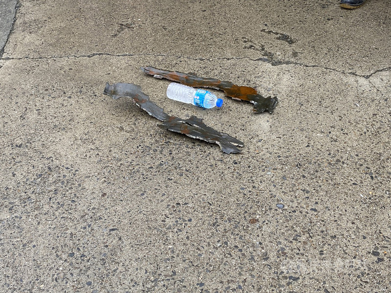 新北市貢寮區卯澳灣海中日前發現13顆未爆彈,軍方30日上午在岸上一次引爆,經確認後宣布任務圓滿達成,卯澳灣海域預計下午5時解除管制。圖為未爆彈碎片。(讀者提供)中央社記者王朝鈺傳真 109年7月30日