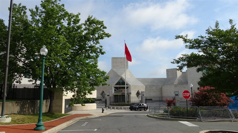「華盛頓時報」引述美國國務院高層官員透露,川普政府準備要求中國大幅減少派駐美國的外交人員,減至與美國駐中的對等人數。圖為位於華府的中國大使館。(中央社檔案照片)