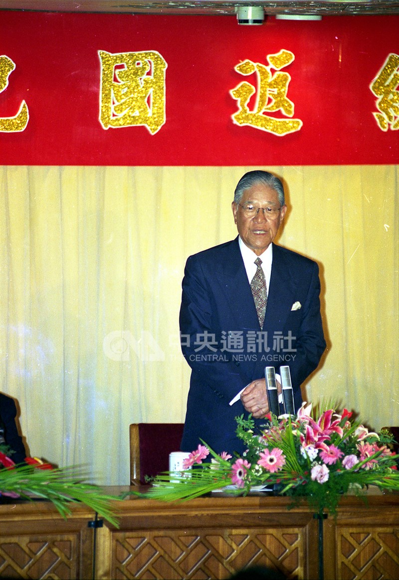 前總統李登輝1994年2月春節借「度假外交」成功訪問菲律賓、印尼與泰國,並在返國記者會說:「中華民國在台灣必須要發展,中華民國可說是中國分裂中的一個國家。」(中央社檔案照片)