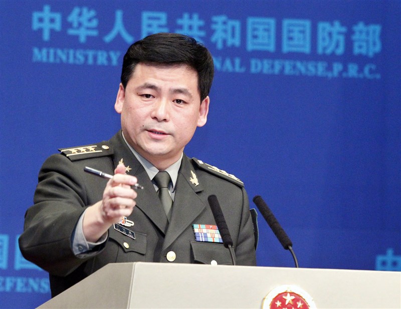 中國國防部發言人任國強(圖)30日主動宣布,中共解放軍南部戰區海軍航空兵日前在南海出動新型轟炸機,展開「高強度訓練」。(中新社)