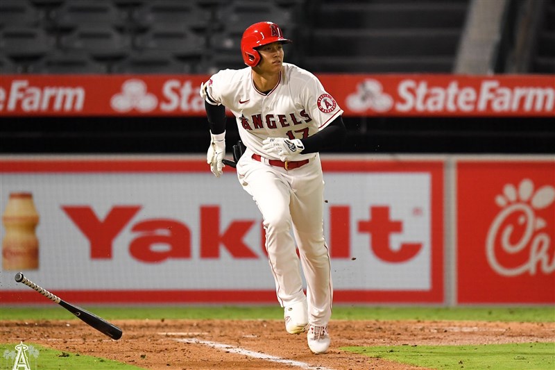 日本球星大谷翔平29日在主場把一記偏低的變化球撈出全壘打牆外，本季首轟出爐。（圖取自twitter.com/Angels）