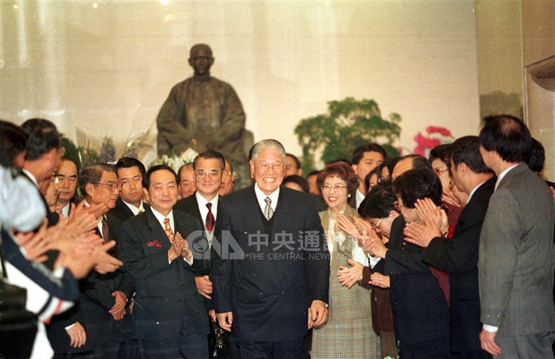 李登輝縱橫政壇,影響力藍綠兩陣營,留下許多恩怨情仇,但終歸隨著他的辭世,化為一縷輕煙,隨風而去。圖為2000年3月24日辭去國民黨主席職務的李登輝(前中)在代理主席連戰(後排著深紅色領帶者)陪同下,大批黨工夾道歡送。(中央社檔案照片)