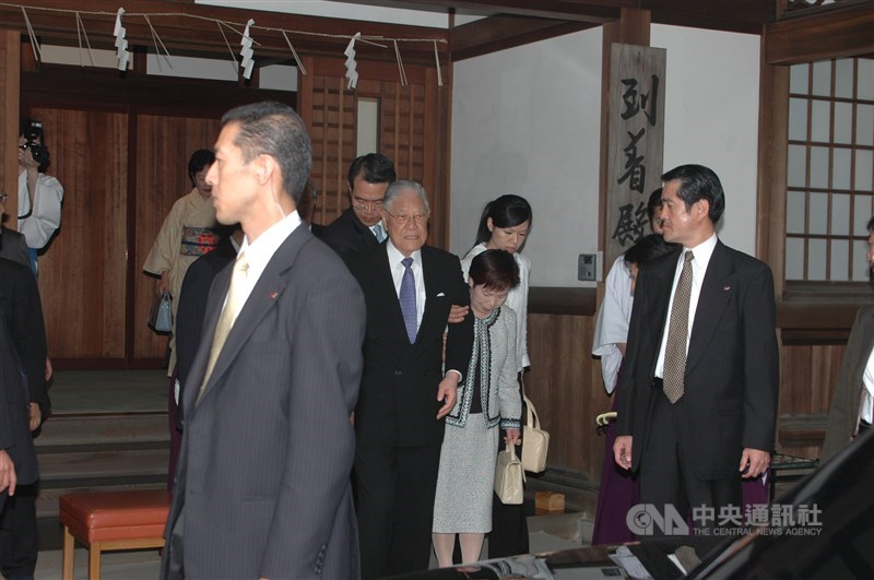 中華民國前總統李登輝(中)2007年前往位於東京九段下的靖國神社,追思被祭奉在神社內的胞兄李登欽後步出神社的大殿,了卻心願。(中央社檔案照片)