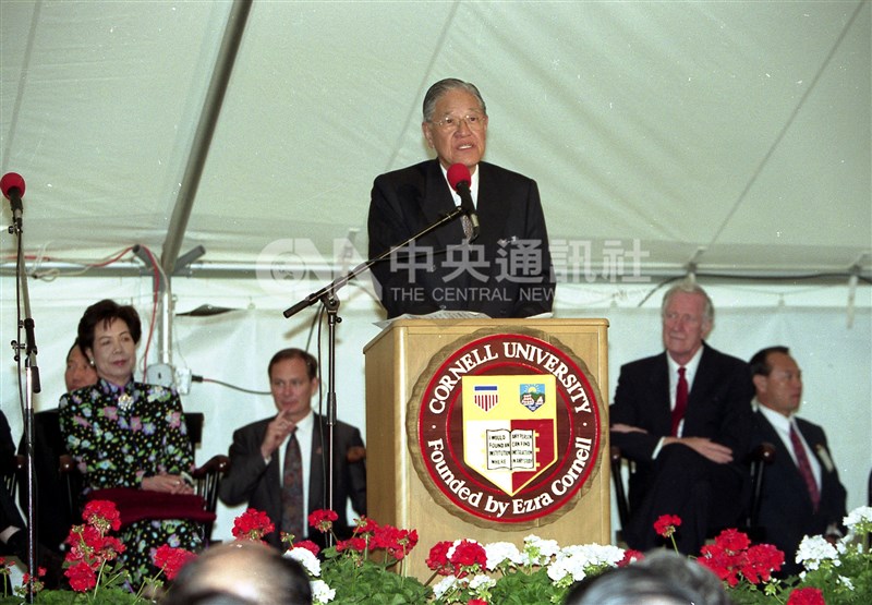 前總統李登輝1995年返抵母校康乃爾大學演講。(中央社檔案照片)