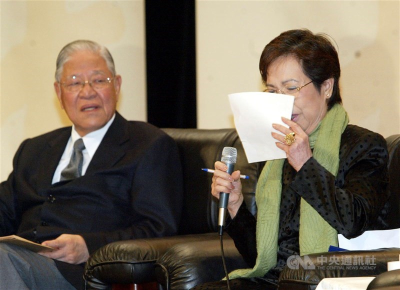 2005年前總統李登輝(左)照片集新書發表會,夫人曾文惠(右)首度公開談論「總統丈夫」,提到早逝的兒子李憲文,以及多年來辛苦撫育孫女巧巧長大的媳婦張月雲,曾文惠情緒波動,以講稿遮面。(中央社檔案照片)