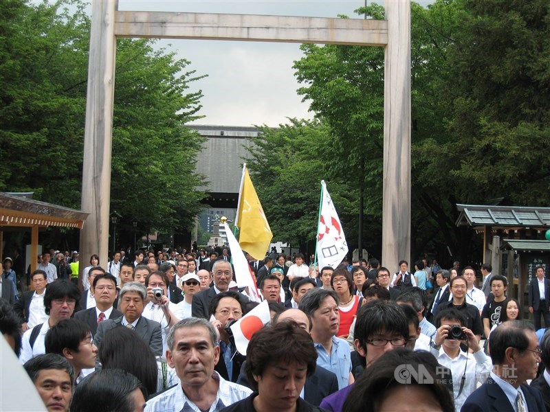 前總統李登輝2007年進入靖國神社祭拜胞兄李登欽,支持者湧現神社廣場。(中央社檔案照片)
