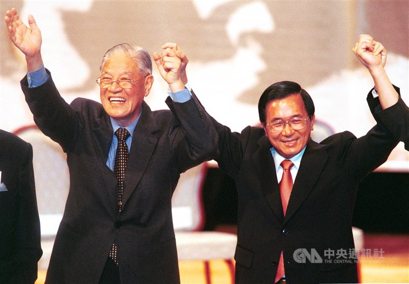 前總統李登輝縱橫政壇超過半世紀,與前總統陳水扁的關係從情同父子到反目成仇。圖為2001年6月16日陳水扁(右)和李登輝(左)同台出席「台灣北社」成立大會。(中央社檔案照片)