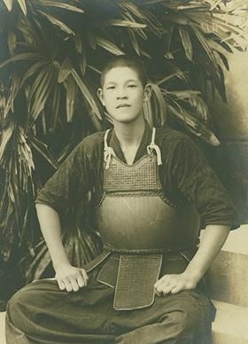 前總統李登輝於淡水中學住校期間,每天清晨起來勞動服務、鍛鍊心志,並勤練劍道,幾乎各科成績都是排名第一。(圖取自維基共享資源,版權屬公眾領域)