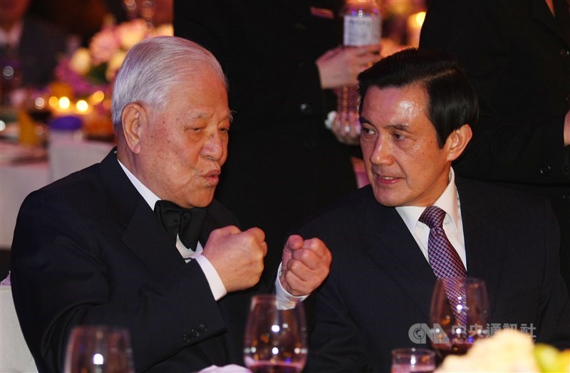 前總統李登輝(左)30日辭世,享耆壽98歲。前總統馬英九(右)辦公室表示,李登輝對台灣民主有其貢獻;雖然李登輝卸任後,政治理念發生巨大轉變,馬英九仍感念他對國家的付出。(中央社檔案照片)