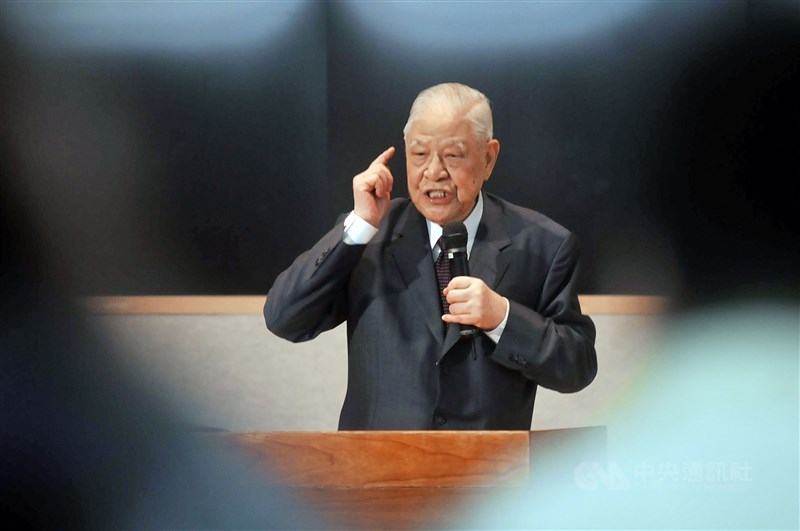 李登輝的從政生涯,儘管褒貶不一,但對他推動民主的肯定,幾乎是最大公約數,也獲得國際認證。(中央社檔案照片)